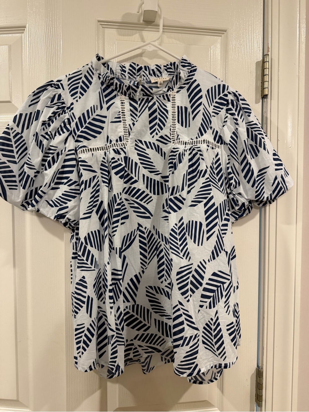 JODIFL Navy and White Leaf-Print Puff Sleeve Blouse